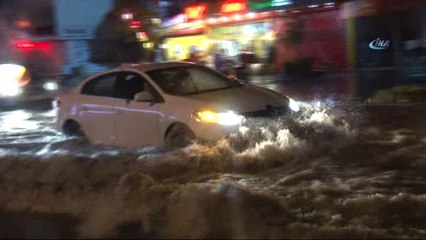 Maltepe'de Yağmurun Ardından Çok Sayıda Araç Sular İçerisinde Kaldı