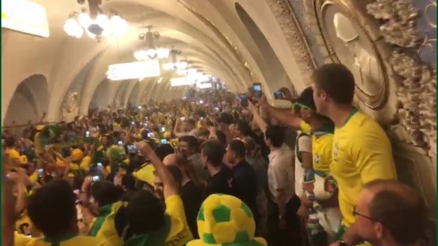 Torcida brasileira faz festa incrível no metrô de Moscou para celebrar classificação