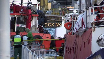 El barco "Lifeline" cargado de migrantes amarra en Malta