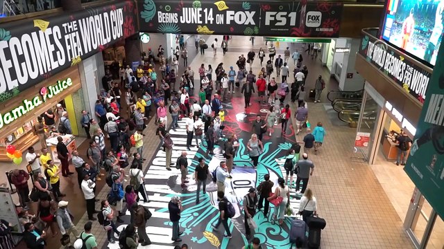 Sırbistan-Brezilya karşılaşmasını otobüs terminaline kurulan dev ekrandan izlediler - NEW YORK