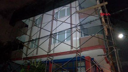 İstanbul Ataşehir'de Binanın Dış Cephe İskelesi Devrildi