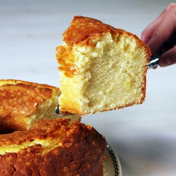 ULTIMATE showdown: Ina Garten vs. Paula Deen — whose pound cake is officially the BEST? Try their recipes yourself: