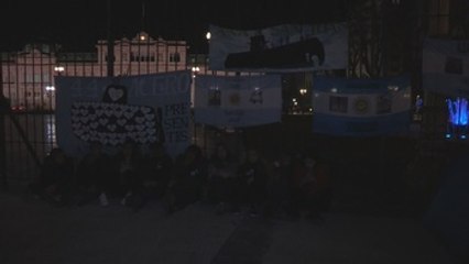 Familiares de la tripulación del submarino argentino se encadenan frente a Gobierno