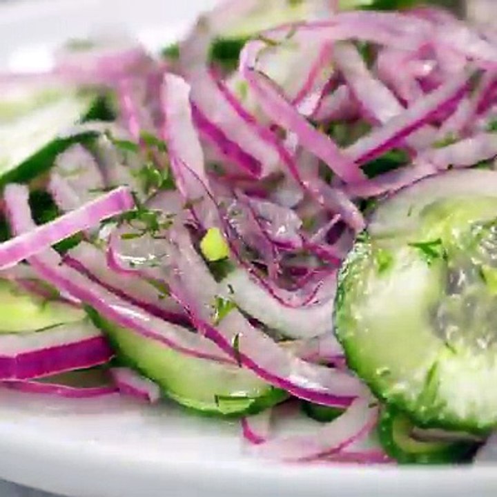 This EASY CUCUMBER SALAD is perfect for summer!WRITTEN RECIPE: