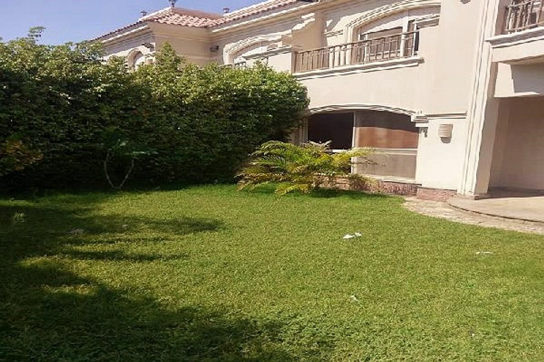 للبيع فيلا كاملة التشطيب ب باتيو 4 مدينة الشروق