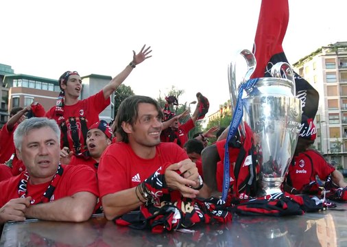 50 anni in 50 immagini: nel giorno dello storico compleanno, Paolo Maldini ha rivissuto la sua vita e la sua carriera su Forza Milan! Guarda la nostra speci