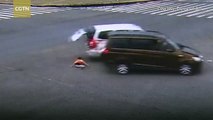فيديو مروع لسقوط طفلين من سيارة تسير بسرعة وهذا مصيرهما