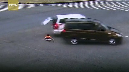 فيديو مروع لسقوط طفلين من سيارة تسير بسرعة وهذا مصيرهما