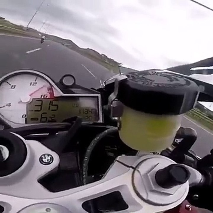 Deux motards frôlent un troupeau de vaches sur l'autoroute à plus de 315 km/h.