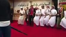 فيديو القنصل الأمريكي في جدة يرقص مع السعوديين!