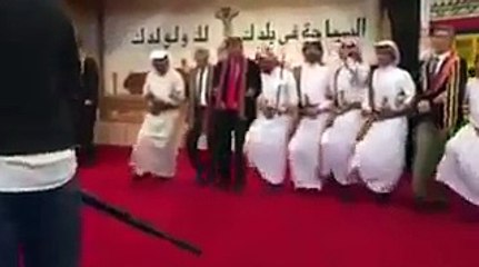 فيديو القنصل الأمريكي في جدة يرقص مع السعوديين!