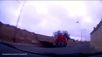 لقطات مخيفة لتحطم طائرة ركاب.. انفجرت فور ارتطامها بالأرض