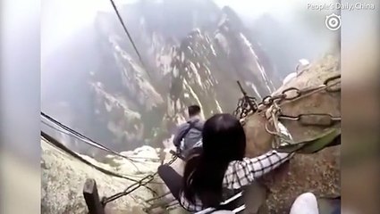 فيديو يحبس الأنفاس.. مغامرون يسيرون على أخطر ممر في العالم