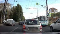 فيديو سائق حاول تجاوز الزحام بطريقة مخالفة فنال جزائه في الحال!