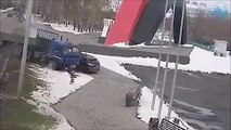 فيديو سائق شاحنة متهور يحطم سيارة صغيرة بشكل مروع