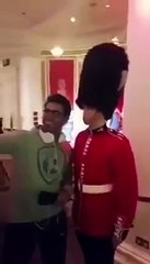 فيديو سائح سعودي يلمس حارس قصر باكنجهام.. رد فعل الأخير كان مفاجئاً