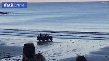موقف مذهل.. رجل يقود سيارته على سطح الماء لهذا السبب!
