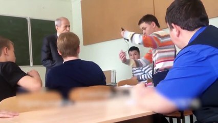 فيديو حاول ضرب المدرس ولكن رد فعل زملائه كان قاسياً