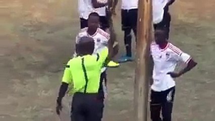 معركة طاحنة بالأيدي بين لاعب وحكم في مباراة إفريقية