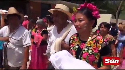 بالفيديو: صدق أو لا تصدق.. رجل يتزوج من أنثى التمساح.. تعرف على السبب!