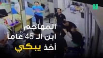 مشهد صادم.. متشرد يقتحم قسم شرطة بسكين.. والنهاية غير متوقعة