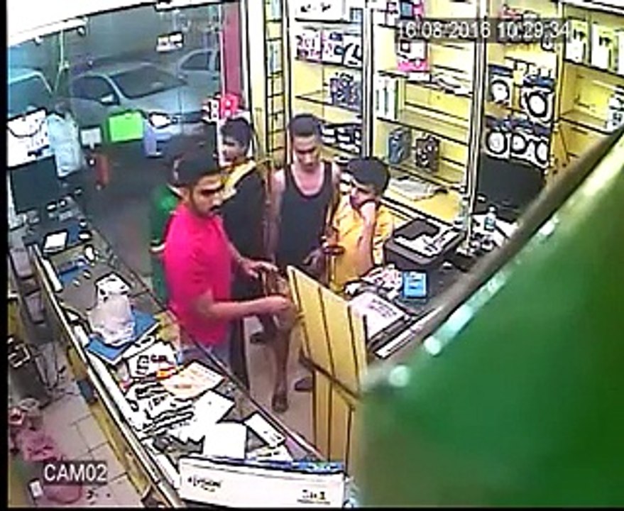 فيديو لاعتداء 3 سعوديين على عامل هندي بطريقة وحشية يثير ضجة.. الشرطة ألقت القبض عليهم