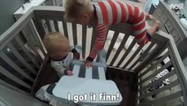 طفل يساعد أخيه الرضيع على الهروب من الأسر بحيلة ذكية لن تتوقعها