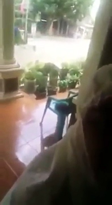 فيديو: خادمة آسيوية تصور منزلا بنته من رواتبها وترسله لكفيلها السعودي