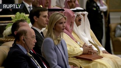 بالفيديو.. موقف محرج لوزير التجارة الأمريكي بجوار إيفانكا ترامب