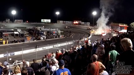 بالفيديو والد ينقذ ابنه من داخل سيارة سباق محترقة