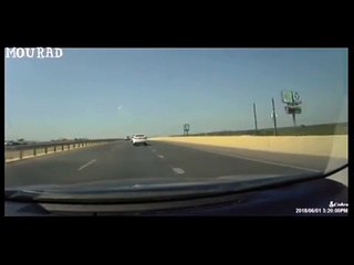 بالفيديو شاهد ما الذي اصطدمت به هذه السيارة على طريق سريع! avi