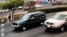بالفيديو سيارة تدهس فتاة دون أن ينتبه أحدهما للأخر!