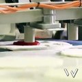 فيديو لعشاق البيتزا: هكذا يتم تجهيز البيتزا المجمدة في المصانع!