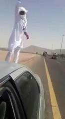 بالفيديو شاب يرمي بنفسه أمام شاحنة مسرعة! شاهد ماذا حدث