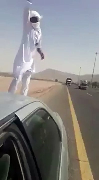 بالفيديو شاب يرمي بنفسه أمام شاحنة مسرعة! شاهد ماذا حدث