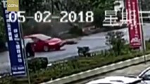 فيديو سائقة تفقد السيطرة على سيارتها وتصدم دراجة بعنف