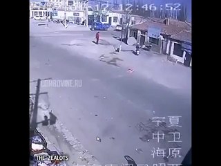 فيديو شاحنة تدمر مبنيين في الصين وكأنهما مصنوعين من الكرتون