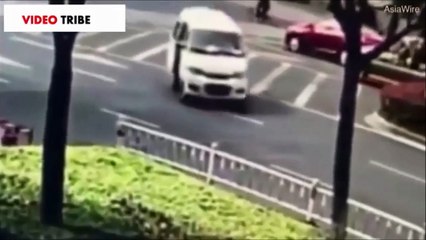 فيديو سقوط رضيع من حافلة والديه دون علمهما وهذا هو مصيره