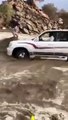 بالفيديو سائق لاند كروزر ينقذ شاب عالق وسط السيول في السعودية