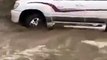 بالفيديو سائق لاند كروزر ينقذ شاب عالق وسط السيول في السعودية