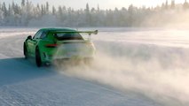 بورش GT3 RS تتزلج على حلبة مغطاة بالثلوج في فنلندا! متعة لا توصف