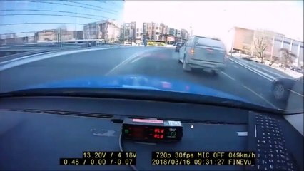 بالفيديو أودي A6 تصطدم بسيارة طوارئ وتدمرها