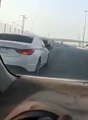 فيديو سقوط شاب من سيارة خلال مشاجرة مع سيارة أخرى