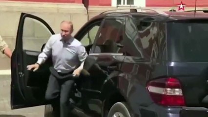 فيديو الكشف عن سر "ذات الرداء الأحمر" في سيارة بوتين