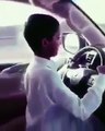 فيديو طفل يقود سيارة بسرعة 200 كلم/س بمفرده على طريق سريع