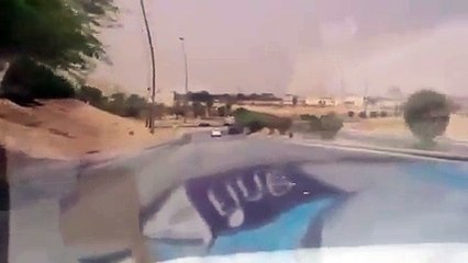 بالفيديو انشغل وهو يصور حادث فتعرض لحادث مؤلم في السعودية