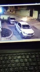 بالفيديو شخص يضرم النيران في تويوتا هايلكس ويلوذ بالفرار