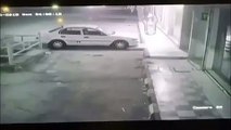 فيديو سيارة تسطو على صيدلية وهكذا تعاملت معها الشرطة