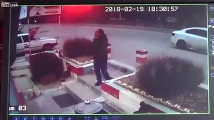 فيديو أراد تدخين سيجارة فدهسته سيارة وهذا هو مصيره