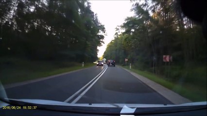 بالفيديو انقلاب سيارة بشكل غامض! ما السبب برأيكم؟